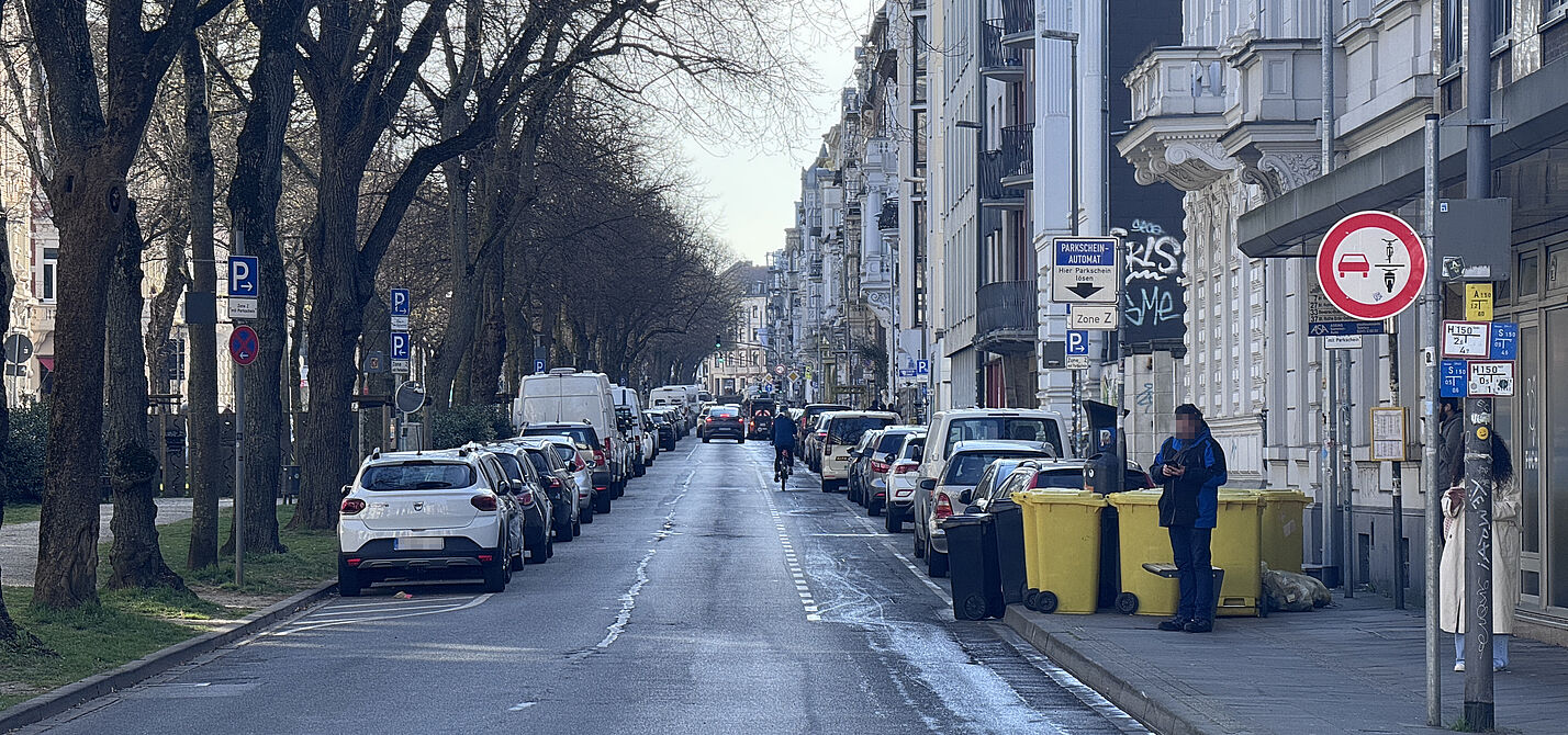 Oppenhoffallee in Aachen. Schmale Einrichtungsfahrbahn mit Schutzstreifen und einem Überholverbot ggü. Radfahrenden