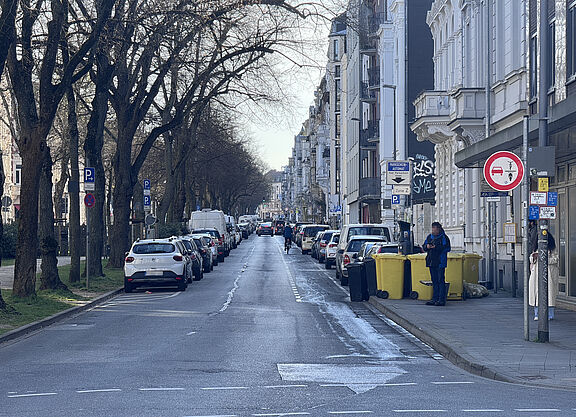 Oppenhoffallee in Aachen. Schmale Einrichtungsfahrbahn mit Schutzstreifen und einem Überholverbot ggü. Radfahrenden
