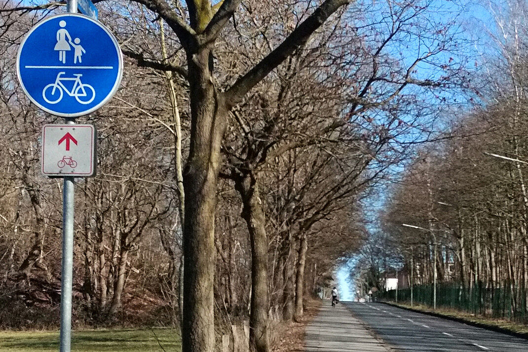 Verkehrszeichen 240 mit Zwischenwegweiser, linksseitig