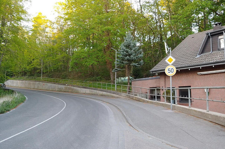Dies ist ein Gehweg, weil Schilder und Markierungen fehlen