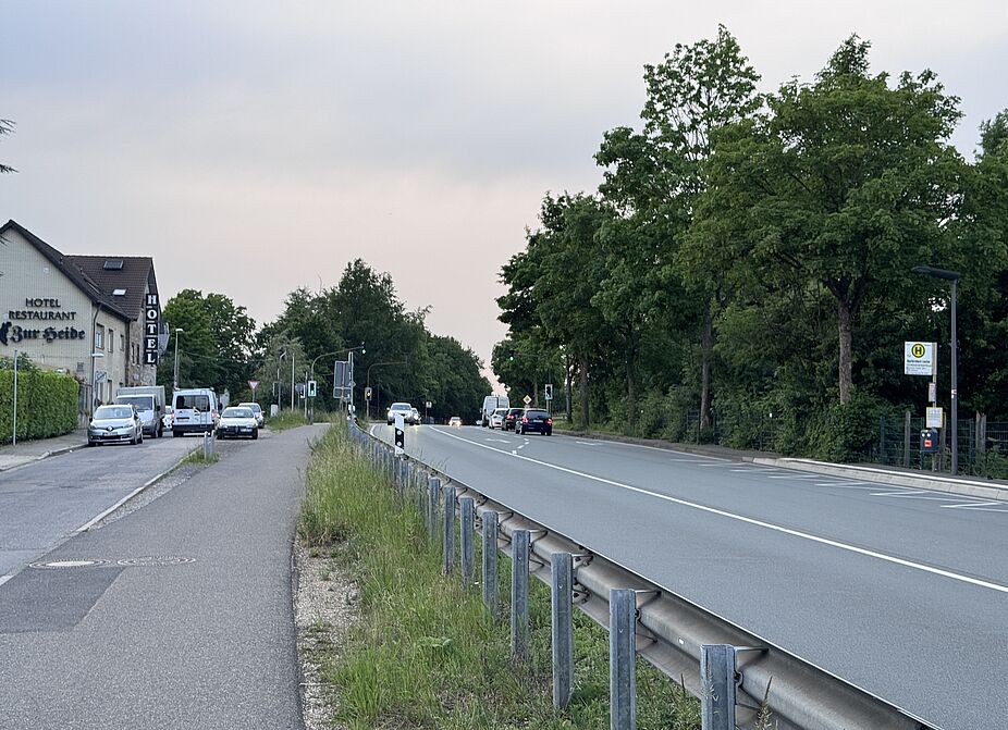 Monschauer Straße 4 Das Bild zeigt die Monschauer Straße in Richtung Hotel/Restaurant zur Heide, gleichzeitig sieht man auf der linken Seite noch die parallele Anliegerstraße - rechts auf dem Foto ist die Fahrbahn der Monschauer Straße.
