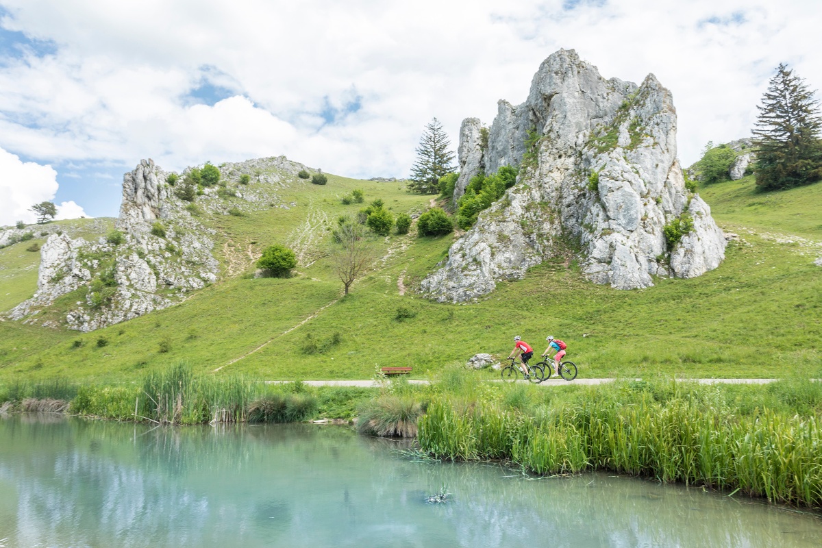Albtäler Radweg, zwei Radfahrer mit Bergpanorama Eselsburger Tal