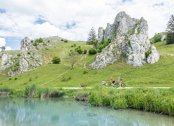 Albtäler Radweg, zwei Radfahrer mit Bergpanorama Eselsburger Tal