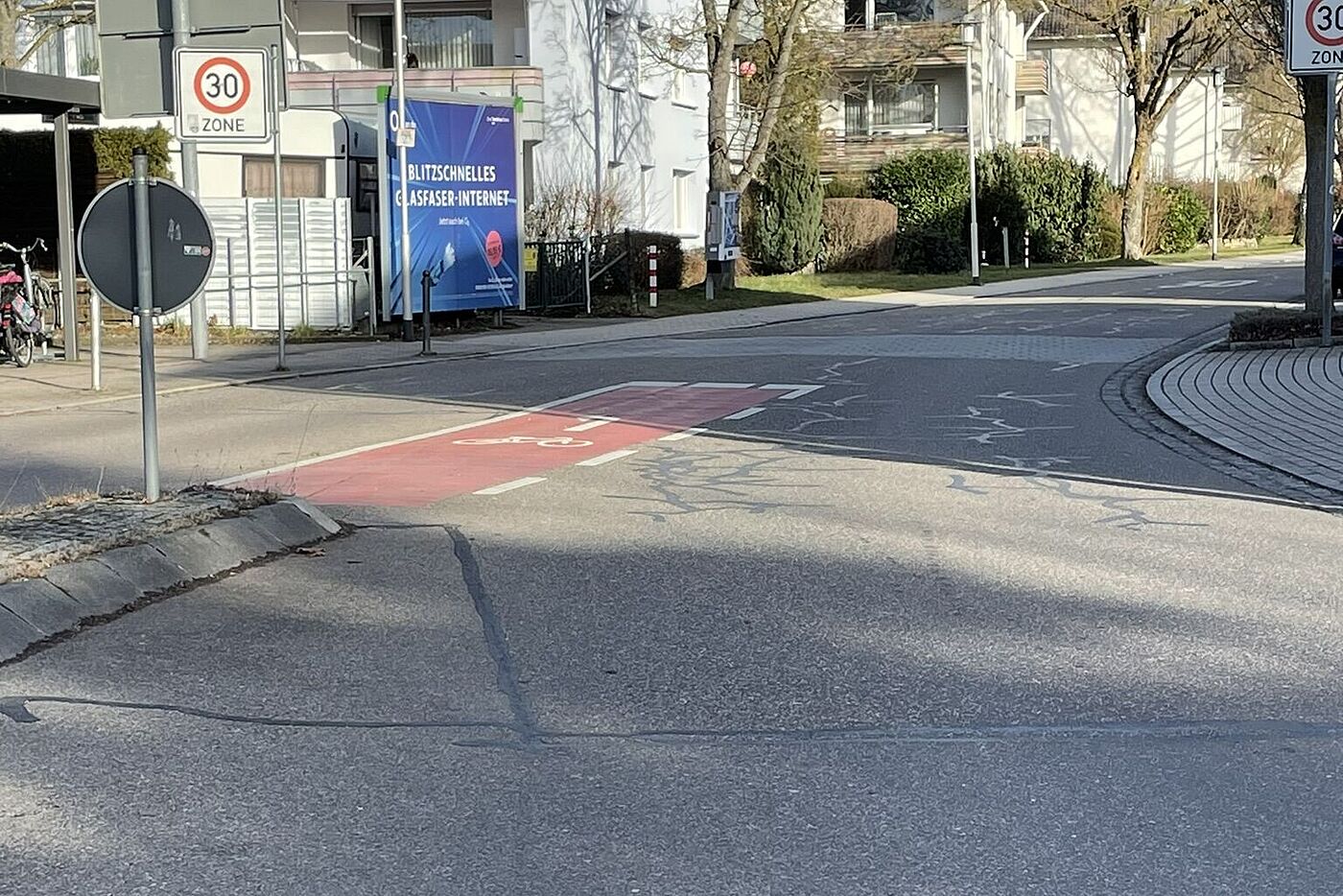 Abbiegespur für Radfahrende Bahnhof Renningen