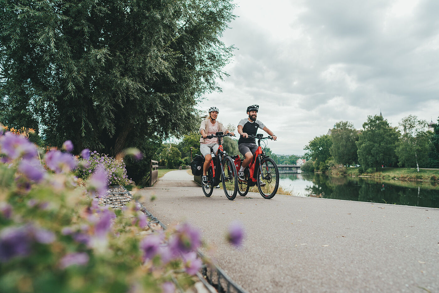 Württemberger Tälerradweg - Radfahrer am Fluss