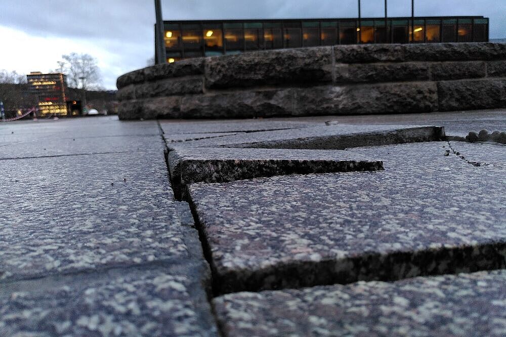 Lose Bodenplatten auf einer Hauptradroute birgt Gefahren