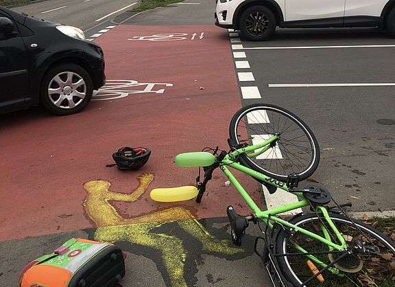 Simulierter Verkehrsunfall im Kreuzungsbereich des ADFC in Kehl. Fahrrad liegt auf der Fahrbahn.