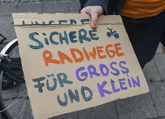 Plakat "Sichere Radwege für groß und klein"