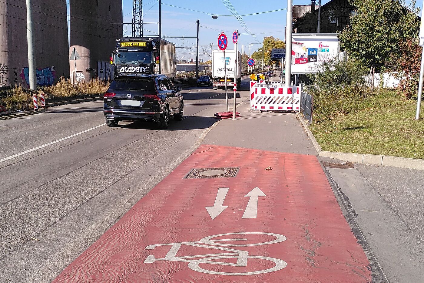 Zweirichtungsradweg und Fußweg in Stuttgart mit Baustellenblockade