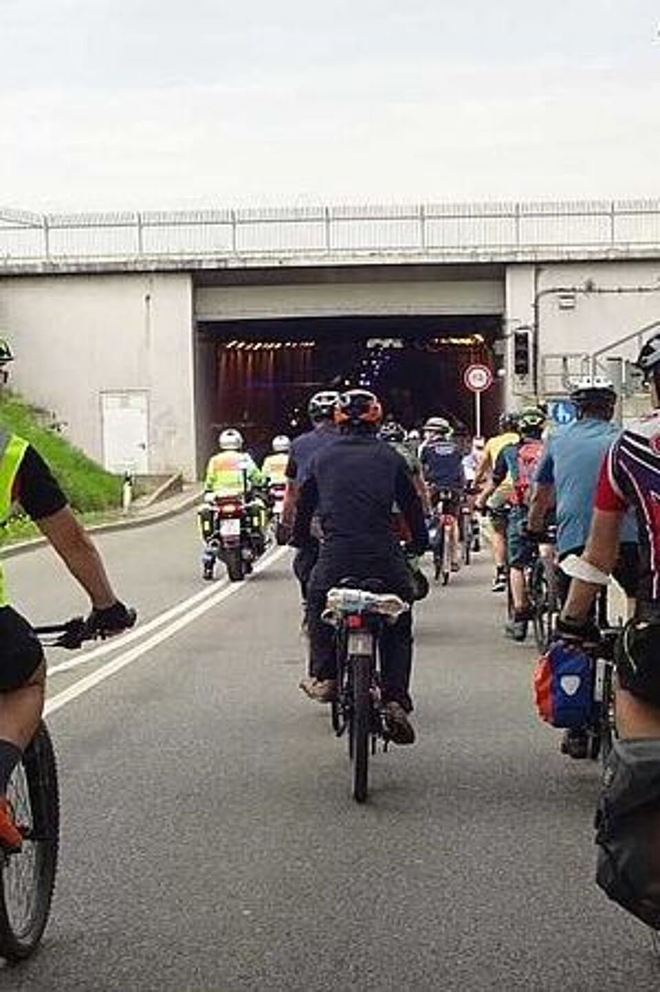 Befahrung mit dem Rad fahrradfreundlicher Flughafentunnel