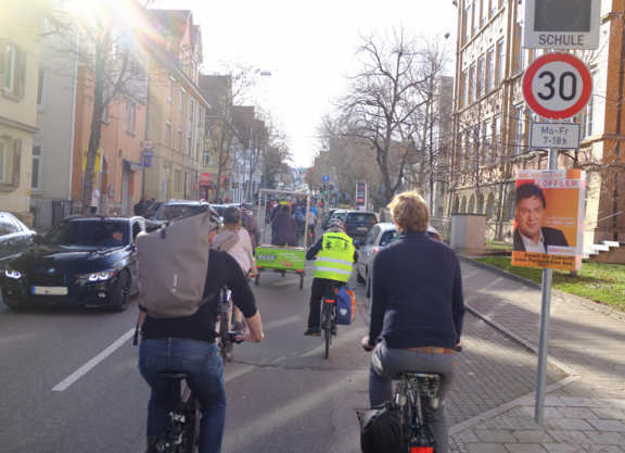 Demonstration für mehr mehr Platz und Sicherheit für Radfahrende in Stuttgart Feuerbach, Tempo 30 Schild, Radfahrende