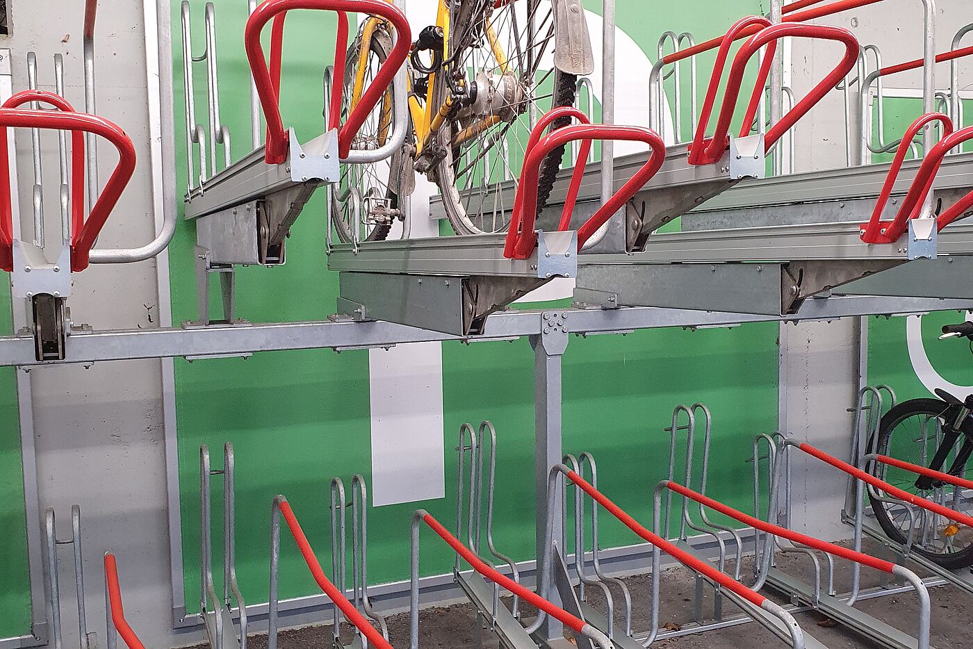 Doppelstockparken für Fahrräder im "Fahrradhaus" Leonberg