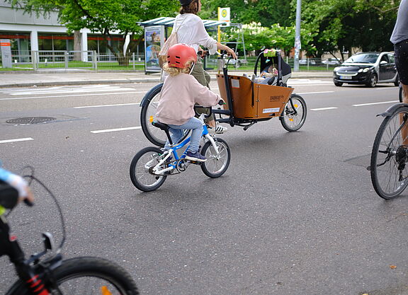 Kidical Mass Stuttgart, Kind auf Fahrbahn