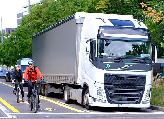 LKW neben Radfahrenden auf Radfahrstreifen