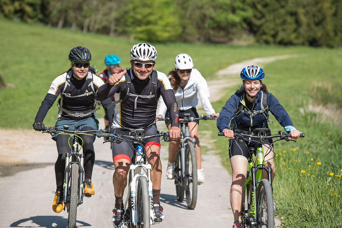 Radler_auf_der_Berg_Bier-Tour_durchs_Lautertal