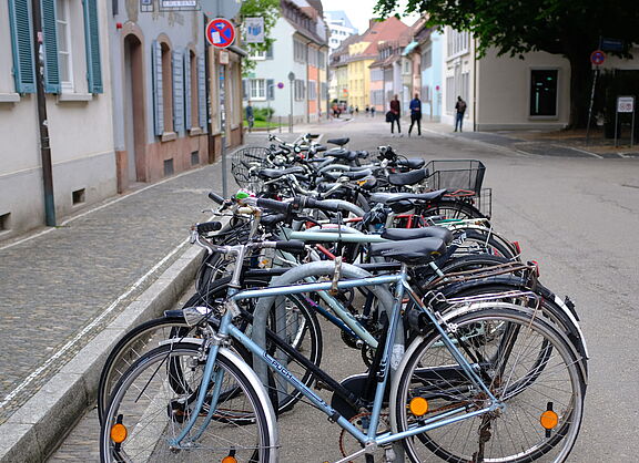 Voll belegte Radbügel in Freiburg