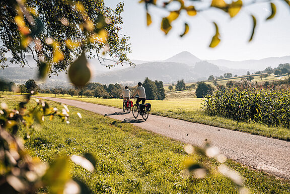Schwäbische Alb Radweg - Radfahrende unterhalb des Albtraufs