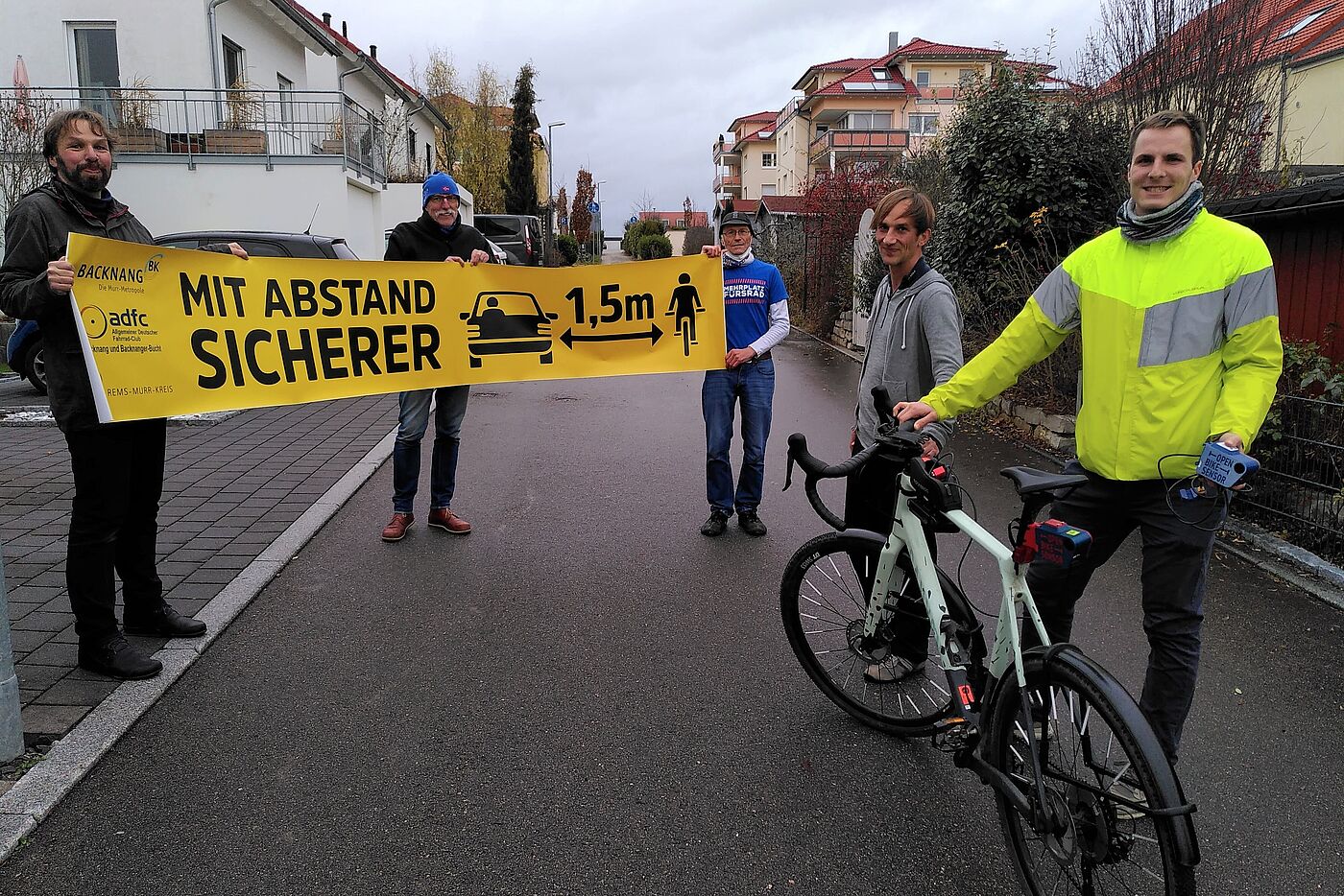 Abstandsplakat, 5 Personen, 3 vom ADFC und 2  von der Stadtverwaltung