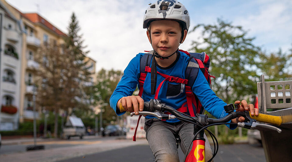 Junge_Schulranzen Sicher auf dem Rad zur Schule
