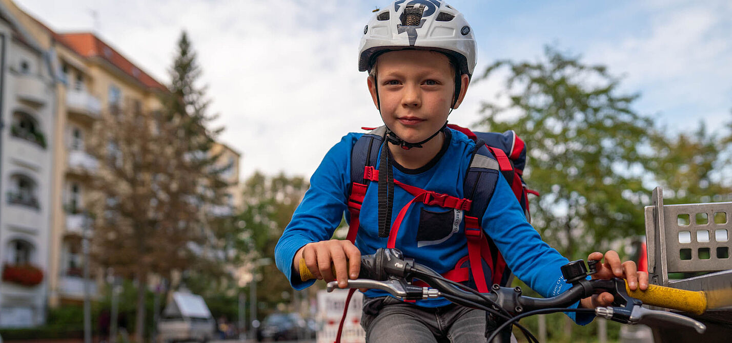 Junge_Schulranzen Sicher auf dem Rad zur Schule