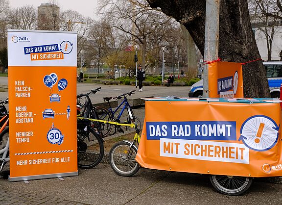 Roll up und Banner zur Sicherheitskampagne