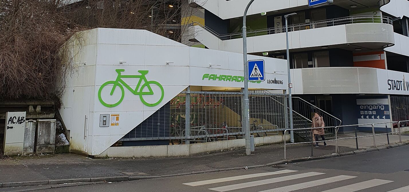 Auf diesem Bild ist das Fahrradhaus Leonberg von außen zu sehen.