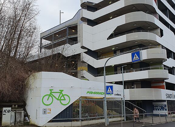 Auf diesem Bild ist das Fahrradhaus Leonberg von außen zu sehen.