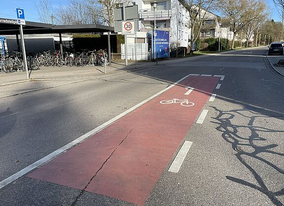 Abbiegespur für Radfahrende Bahnhof Renningen