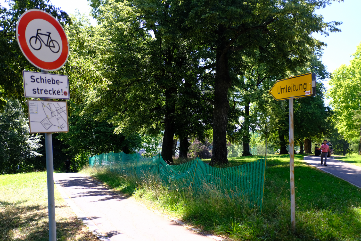 Umleitung auf eine Schiebestrecke/ Radfahren verboten