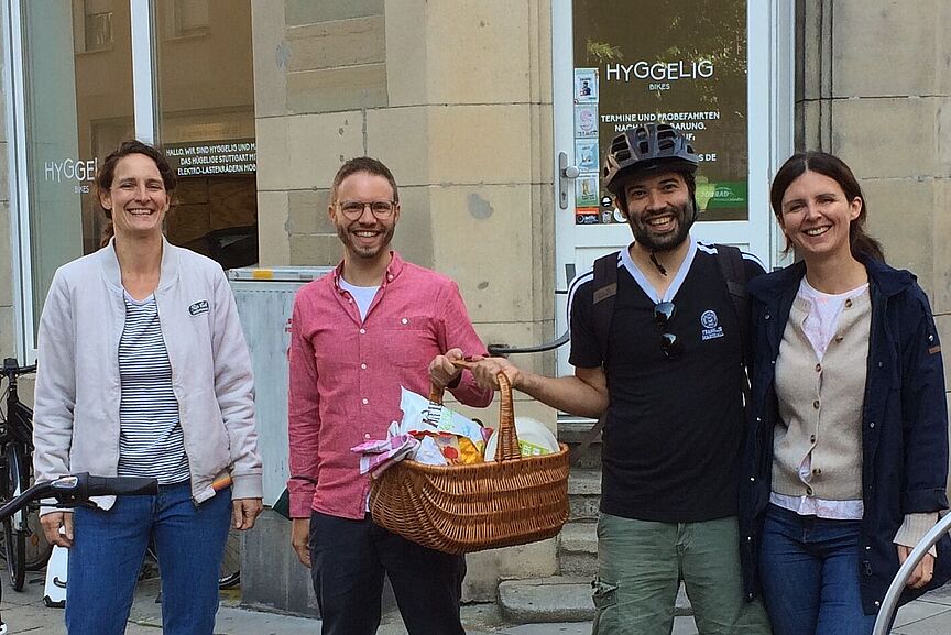 LV_25.000_Geschenkübergabe ADFC überreicht Geschenkkorb an 25.000 Mitglied