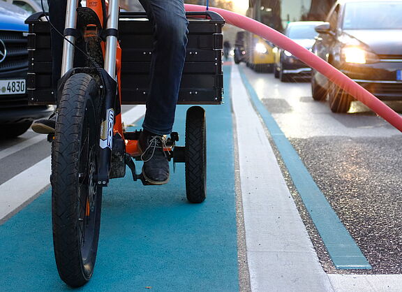 Poolnudel am Lastenrad, Theo, Radfahrstreifen und enger Überholabstand