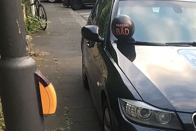 Falschparker an Ampel, Parking BÄD Luftballon an Windschutzsscheibe