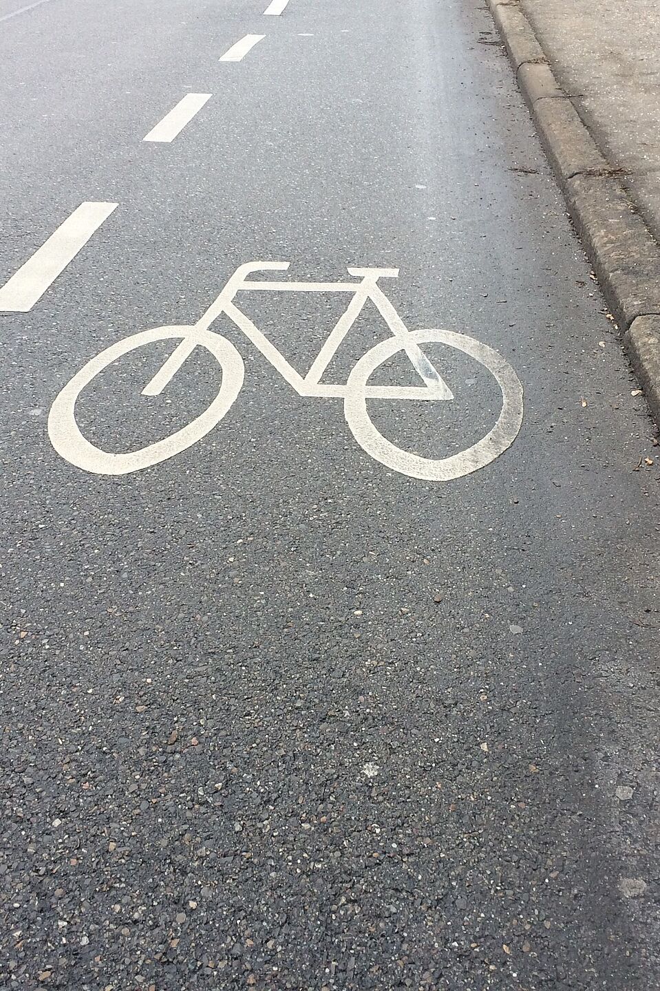 Radschutzstreifen_Stuttgart_Zeppelinstrasse_ADFC_BW Schutzstreifen