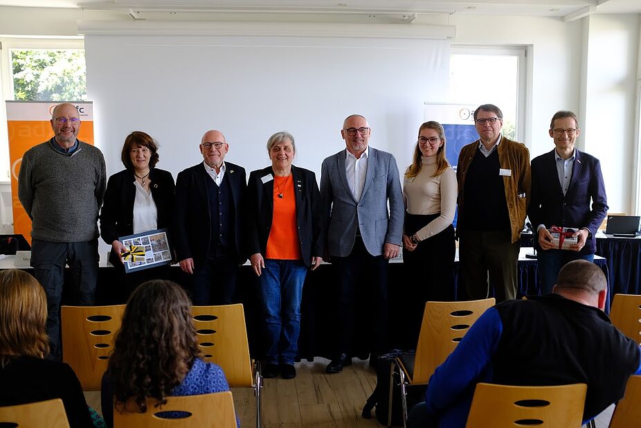 Gratulant*innen zur Verabschiedung von Gudrun Zühlke: v. l. n. r. Johannes Metzger, Gisela Splett, Winfried Hermann, Gudrun Zühlke, Günter Riemer, Rebecca Peters, Witgar Weber, Hermino Katzenstein