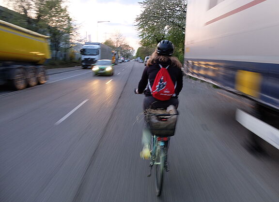 Hohe Geschwindigkeiten, fehlende Radinfrastruktur und Schwerlastverkehr laden nicht zum Radfahren ein. 
