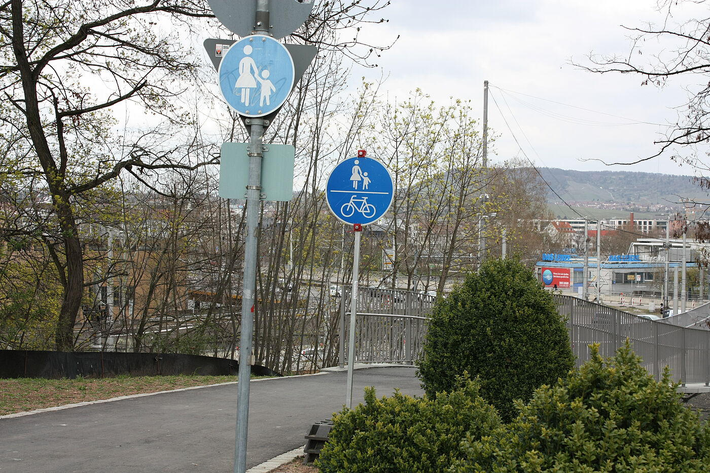 Leider ist oftmals die Beschilderung nicht klar. Fußweg oder gemischter Fuß- und Radweg