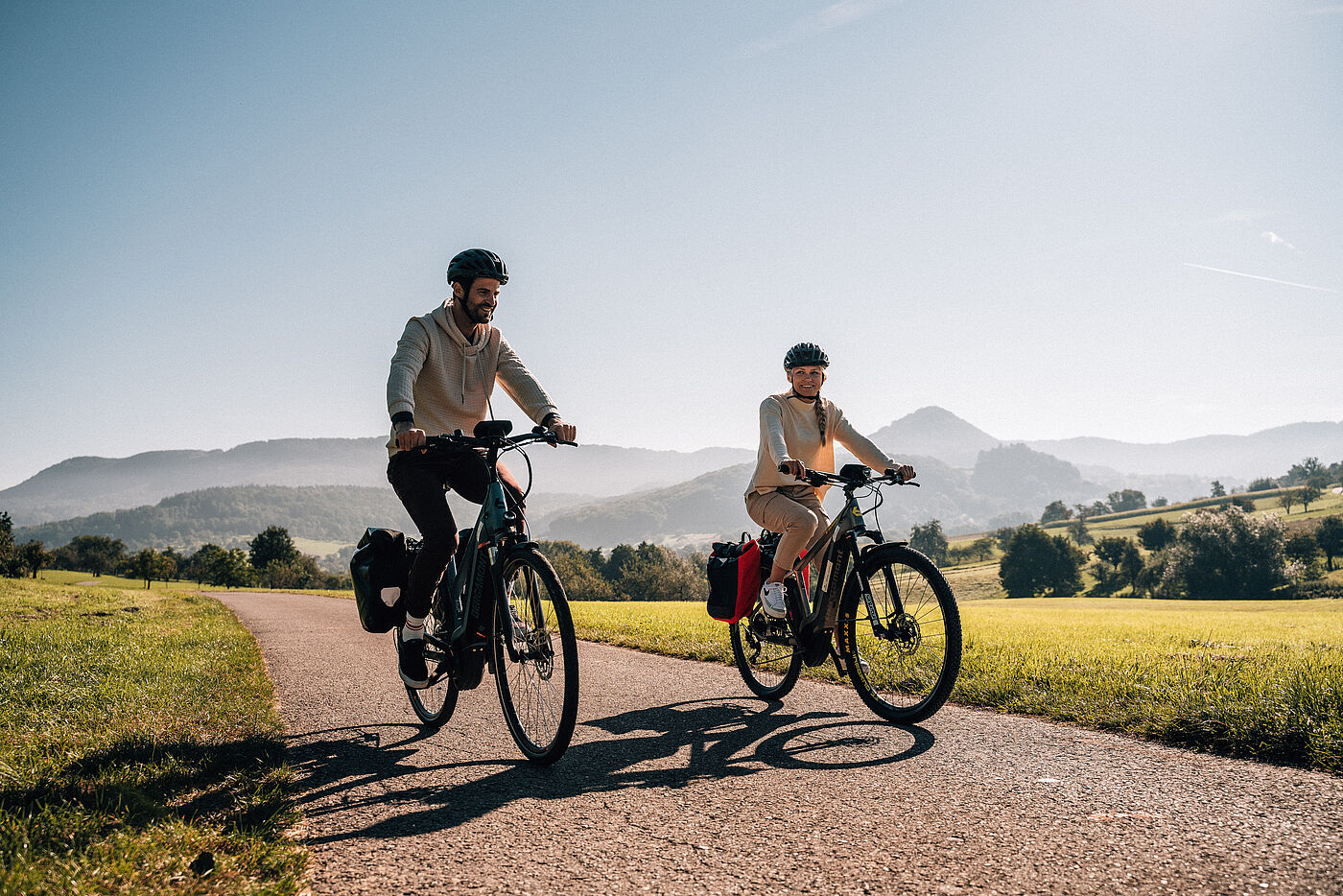 Schwäbische Alb Radweg - Radfahrende unterhalb des Albtraufs