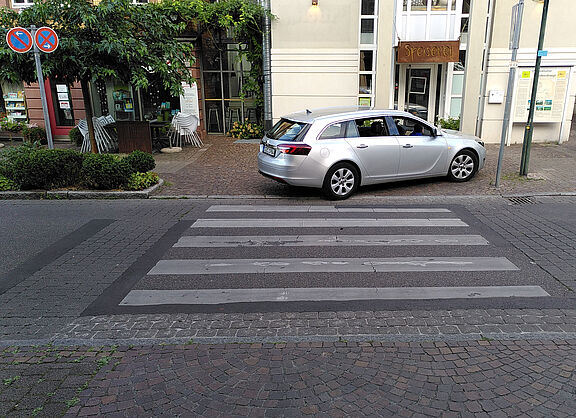 Falschparker an Fußgängerüberweg