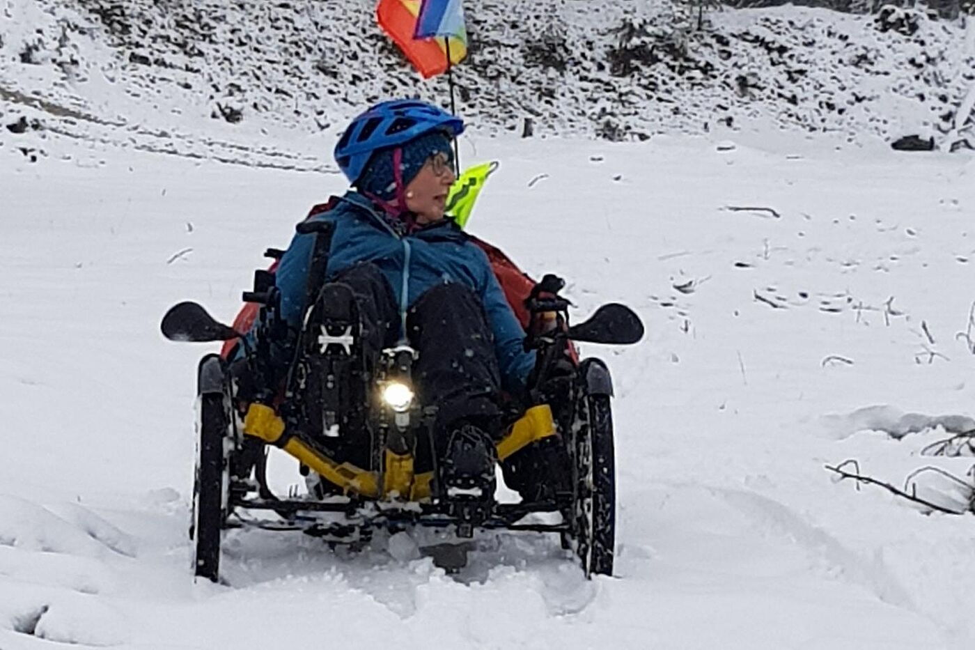 Uschi Sorg auf ihrem Liegedreirad bei winterlichen Bedingungen
