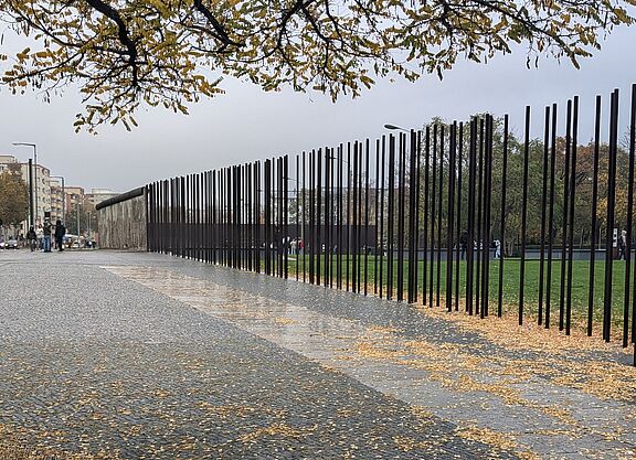 Gedenktsätte berliner Mauer Gedenkstätte Berliner Mauer im Herbst