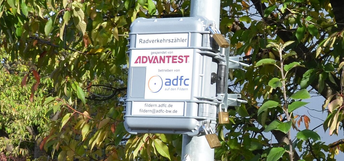 Nahaufnahme des Radverkehrszählers am Laternenmast