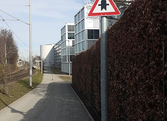 Rad- und Fußweg mit Vorfahrtsschild
