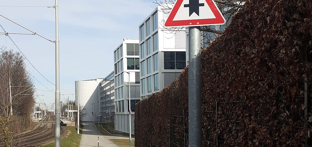 Rad- und Fußweg mit Vorfahrtsschild