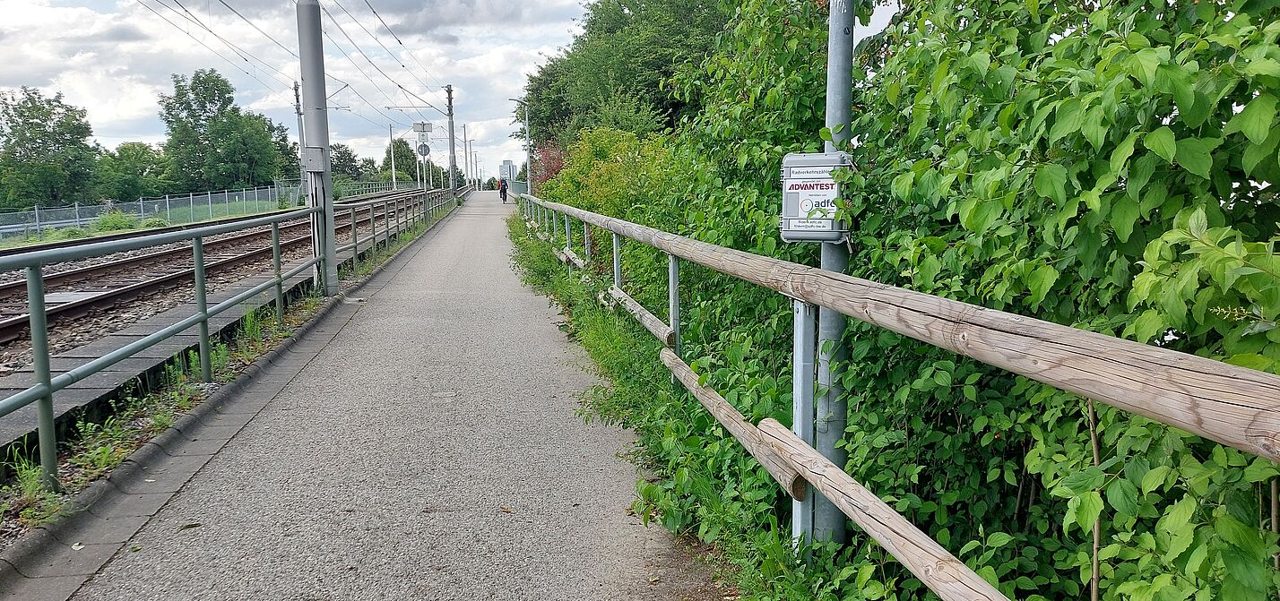 Radverkehrszähler in Unteraichen in der Nähe der Autobahnbrücke