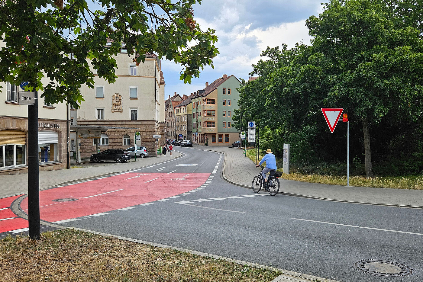 Vorfahrt gewähren Schild mit Blinklicht für Autofahrer von Richtung Maxbrücke