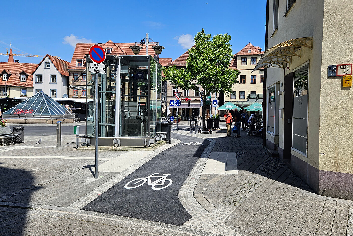 Direkte Zufahrt für Fahrradfahrer von der Ludwig-Erhard-Str. auf den Obstmarkt
