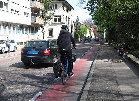 Schmaler Radschutzstreifen in der Burgstraße