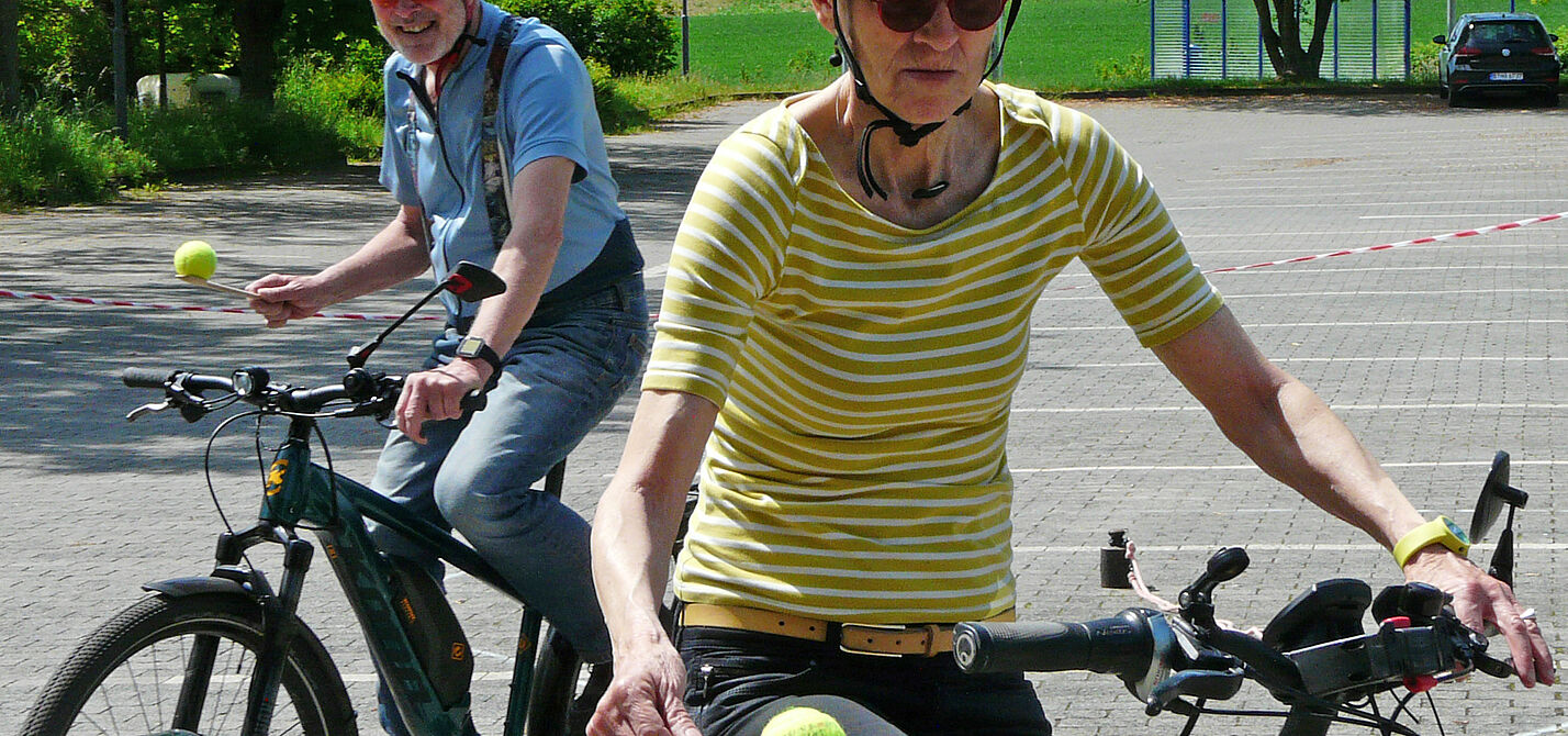 Einhändig balancieren Einhändig Radfahren und balancieren