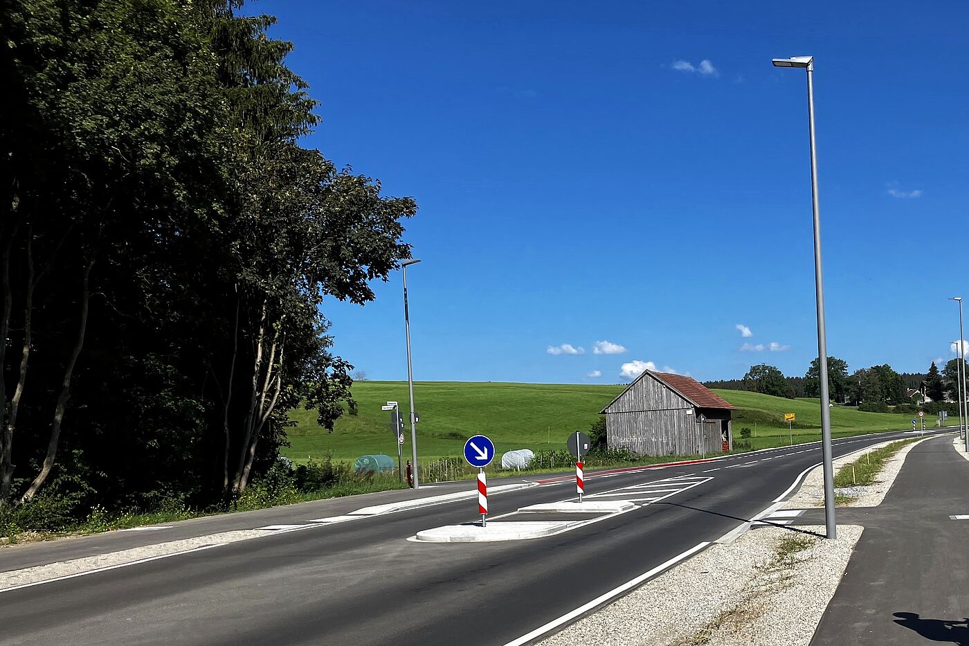 Abgesetzter Begleitweg an Straße