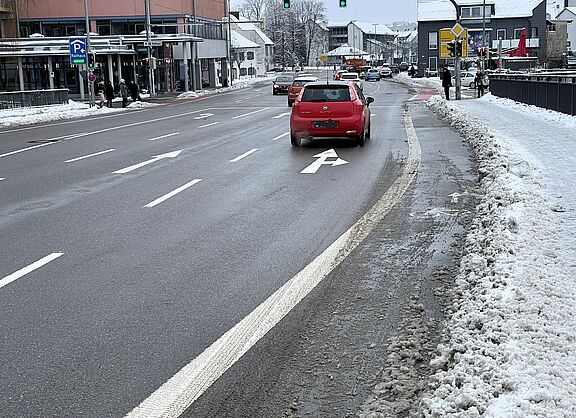 Straße mit 5 Spuren. Wenig Raum für Fußgänger und Radfahrer